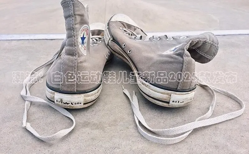 潮流：白色运动鞋儿童新品2025款发布